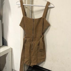 Jumper with zipper pockets and belt